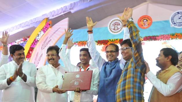 Deaf and mute topper Shankar Lal celebrating with sign language during felicitation function of the meritorious students of the MP state board examinations in Bhopal on Friday. (Mujeeb Faruqui/HT Photo) Deaf and mute topper Shankar Lal celebrating with sign language during felicitation function of the meritorious students of the MP state board examinations in Bhopal on Friday. (Mujeeb Faruqui/HT Photo)