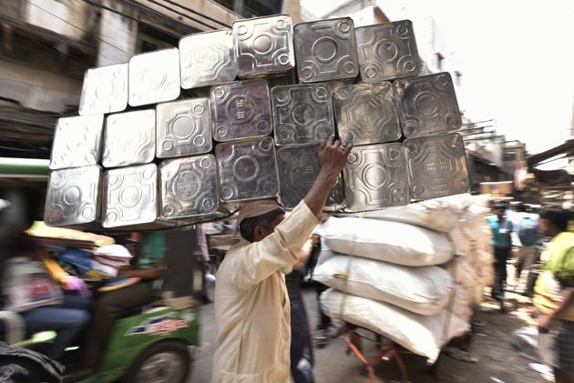 Keeping these markets going are the labourers who toil hard every day, hauling sacks double their weight in the sweltering 40 degree plus heat, for bare minimum wages. (Burhaan Kinu/HT PHOTO)