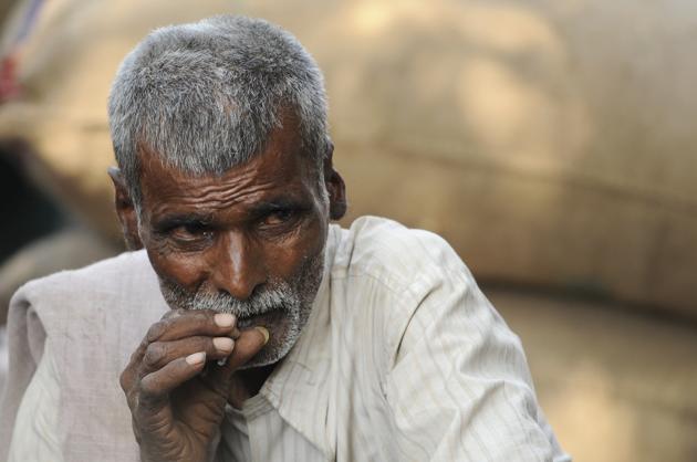 A labourer takes a short break to catch their breath, share small talk with each other while puffing on a beedi. (Burhaan Kinu/HT PHOTO)