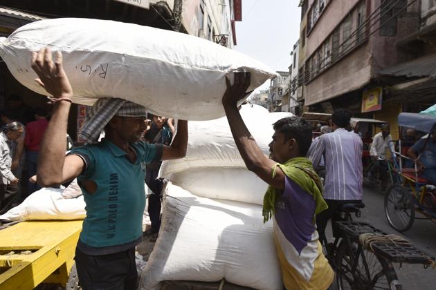 For many workers in Sadar Bazaar, the employment is uncertain, money is hard to earn and even harder to save. (Burhaan Kinu/HT PHOTO)