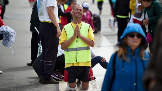 There, he will arrive on the giant esplanade that faces the Sanctuary of Our Lady of Fatima in a “Popemobile” brought specially from Rome, welcomed by some 400,000 faithful. (Patricia De Melo Moreira/AFP)