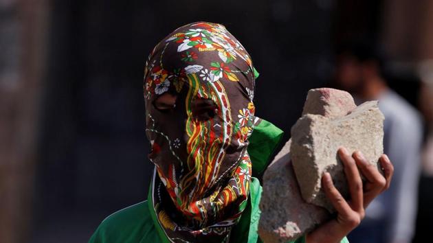 A masked protester holds stones during a protest in Srinagar, April 28, 2017(REUTERS)