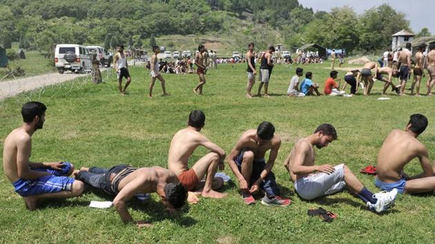 Men waiting for their turn to give physical fitness tests a try. (Waseem Andrabi/ht photo) Men waiting for their turn to give physical fitness tests a try. (Waseem Andrabi/ht photo)