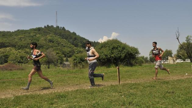 Men run to qualify the test during a police recruitment rally in Anantnag. (Waseem Andrabi/ht photo) Men run to qualify the test during a police recruitment rally in Anantnag. (Waseem Andrabi/ht photo)