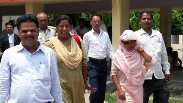 Rinki Kumari, who was earlier declared dead, being taken to the court in Muzaffarpur district of Bihar. (HT photo) Rinki Kumari, who was earlier declared dead, being taken to the court in Muzaffarpur district of Bihar. (HT photo)