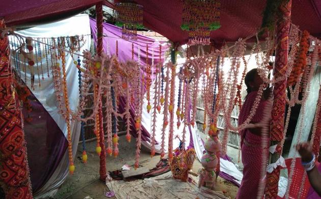 The deserted mandap after the bride refused to marry drunken groom at Dumari village in Muzaffarpur district of Bihar. (HT photo) The deserted mandap after the bride refused to marry drunken groom at Dumari village in Muzaffarpur district of Bihar. (HT photo)