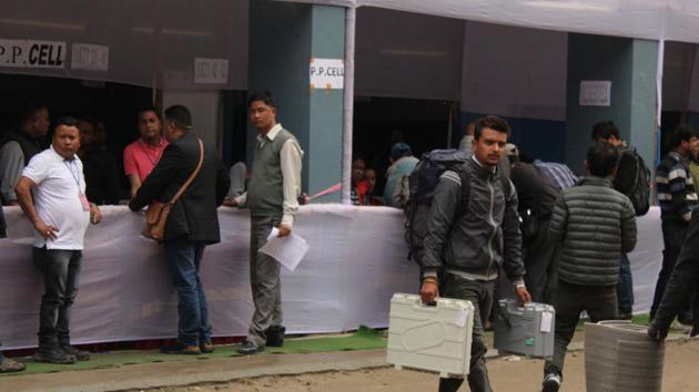 Preparations for Sunday’s poll in the four municipalities of Darjeeling, Kurseong, Kalimpong and Mirik. (HT Photo) Preparations for Sunday’s poll in the four municipalities of Darjeeling, Kurseong, Kalimpong and Mirik. (HT Photo)