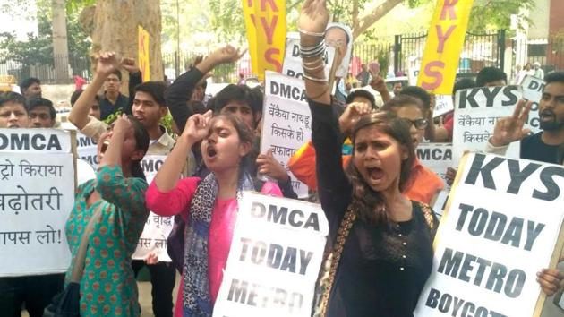 The Delhi Metro Commuters’ Association submitted a memorandum to DMRC. They said if Metro doesn’t accept the demand for an immediate reduction of fare, other measures will be taken in the coming days. The Delhi Metro Commuters’ Association submitted a memorandum to DMRC. They said if Metro doesn’t accept the demand for an immediate reduction of fare, other measures will be taken in the coming days.
