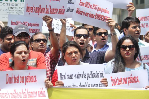 Around 200 miffed homebuyers held up banners and pamphlets and started shouting slogans against the developer. (Sanjeev Verma/HT PHOTO) Around 200 miffed homebuyers held up banners and pamphlets and started shouting slogans against the developer. (Sanjeev Verma/HT PHOTO)