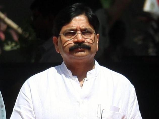 Shiv Sena minister Ravindra Waikar, however, has now demanded that he be allotted another bungalow, but the state administration has objected saying it may set the wrong precedent (HT File Photo) Shiv Sena minister Ravindra Waikar, however, has now demanded that he be allotted another bungalow, but the state administration has objected saying it may set the wrong precedent (HT File Photo)