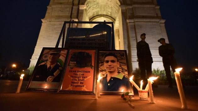 People pay homage to Lieutenant Ummer Fayaz at India Gate in New Delhi on Saturday. (Burhaan Kinu/HT Photo) People pay homage to Lieutenant Ummer Fayaz at India Gate in New Delhi on Saturday. (Burhaan Kinu/HT Photo)