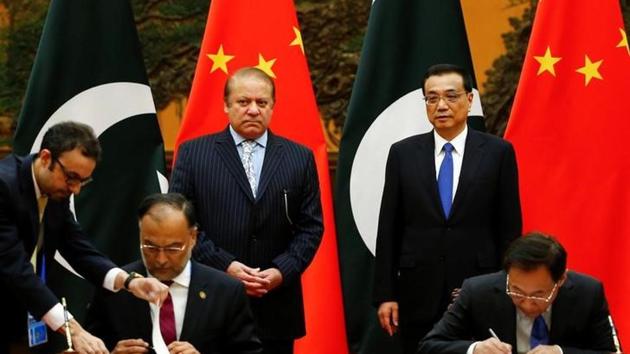 Chinese Premier Li Keqiang and Pakistani Prime Minister Nawaz Sharif attend a signing ceremony at the Great Hall of the People in Beijing, China, May 13, 2017.(Reuters Photo) Chinese Premier Li Keqiang and Pakistani Prime Minister Nawaz Sharif attend a signing ceremony at the Great Hall of the People in Beijing, China, May 13, 2017.(Reuters Photo)