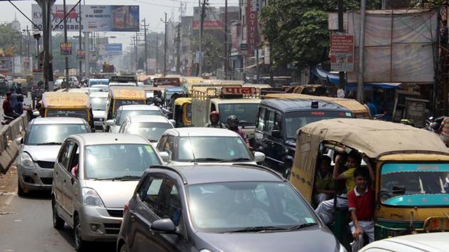 The transport department, in a drive, penalised 497 auto drivers who were parking their vehicles on roads, thereby adding to traffic congestion. (Ameeruddin/HT Photo) The transport department, in a drive, penalised 497 auto drivers who were parking their vehicles on roads, thereby adding to traffic congestion. (Ameeruddin/HT Photo)