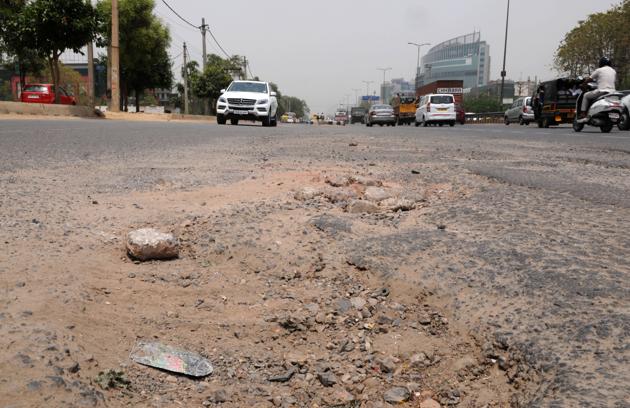 In order to avoid the pothole on the service lane of Sohna Road, the commuters have to take a U-turn from Vatika crossing. (Parveen Kumar/HT PHOTO) In order to avoid the pothole on the service lane of Sohna Road, the commuters have to take a U-turn from Vatika crossing. (Parveen Kumar/HT PHOTO)