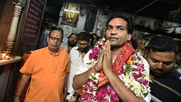 Sacked Delhi minister Kapil Mishra, who is on a hunger strike, offers prayers at Hanuman Temple, Baba Kharak Singh Marg, New Delhi, on Saturday. (Burhaan Kinu/HT Photo) Sacked Delhi minister Kapil Mishra, who is on a hunger strike, offers prayers at Hanuman Temple, Baba Kharak Singh Marg, New Delhi, on Saturday. (Burhaan Kinu/HT Photo)