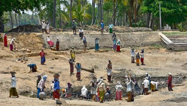 MNREGA workers at a lake rejuvenation project at Mandya, Karnataka.(Arijit Sen/HT Photo) MNREGA workers at a lake rejuvenation project at Mandya, Karnataka.(Arijit Sen/HT Photo)
