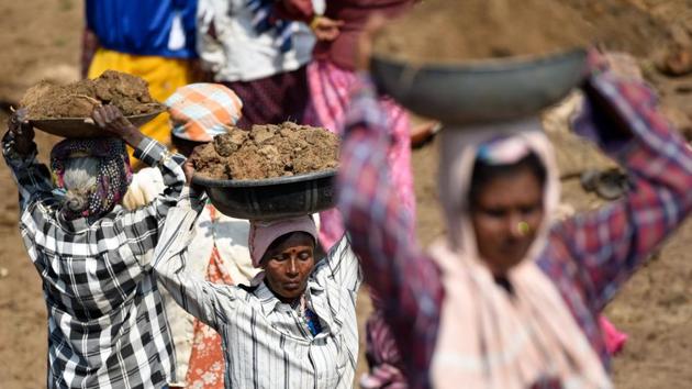 As many as 3000 women in the Mandya district are reviving lakes, ponds and irrigation tanks across 31 villages. These women have come together to force the administration to give them designated work under the Mahatma Gandhi National Rural Employment Guarantee Act. (Arijit Sen/HT Photo)