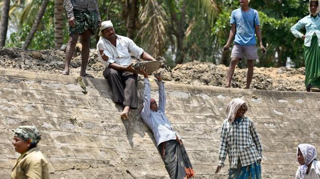 Villagers are concerned about an alarming trend of bore wells in the village which are now being dug up to the depth of 600 feet. (Arijit Sen/HT Photo)