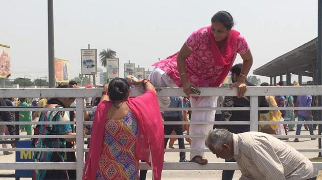 Customers gatecrashing the Metro Cash and Carry store in Ludhiana on Saturday, May 13. (HT Photo)
