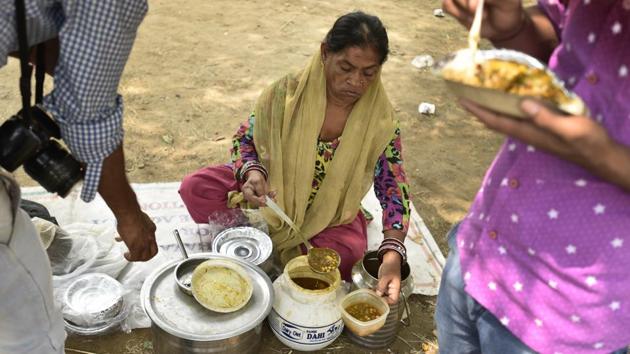 Sixty-five-year-old Prakashi runs a food stall in the afternoon at India Gate, and is the sole breadwinner of a family that includes four grown-up children and a disabled husband. As her daughter's impending wedding weighs upon her mind, she struggles to make ends meet to support her daughter. Despite her age, she takes pride in the fact that she is able to support her family with dignity. (Burhaan Kinu/HT PHOTO)