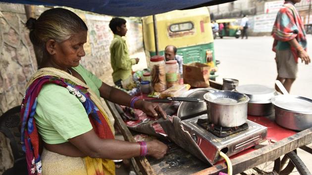 Shanti, 58, runs a small eatery at Jamia Nagar. She cooks the food by herself and she earns a meagre amount of five hundred rupees each day (Burhaan Kinu/HT PHOTO)