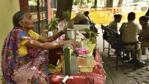 After her husband died in1992, Omwati started selling juice at Jantar Mantar. Her earnings from selling juice have helped sustain and educate her family. (Burhaan Kinu/HT PHOTO)