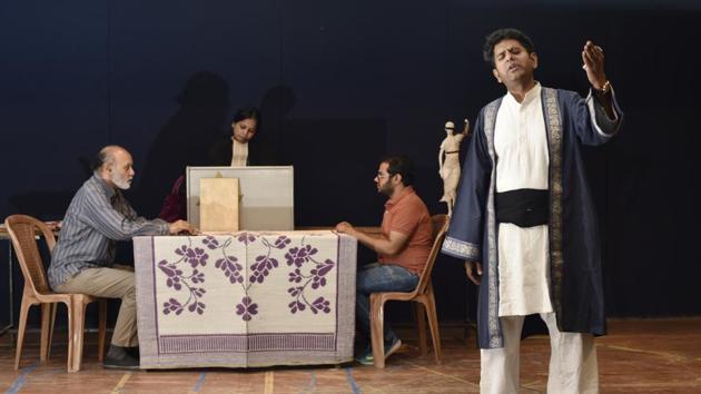 Rehearsals for the play Anti-National Ghalib, which revolves around the imaginary premise of the 19th century Urdu poet having been summoned to court to defend his writing.(Vipin Kumar/HT Photo)