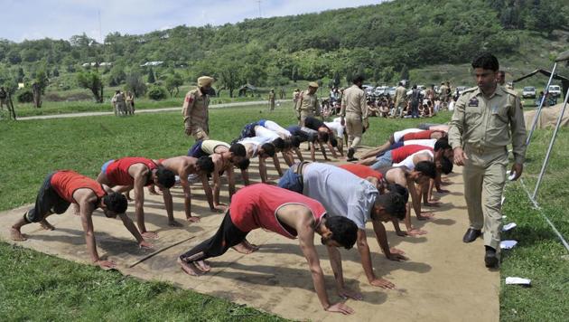 Youth undergo physical endurance tests in the Kashmir Police recruitment drive in Anantnag on Friday.(Waseem Andrabi / HT Photo)