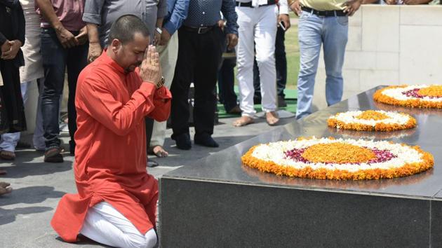 Sanjay Jha visits Rajghat before staging a counter hunger strike against Kapil Mishra in New Delhi on Saturday.(Vipin Kumar/HT Photo)