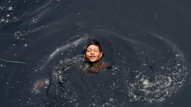 An Indian youth swims in the polluted Yamuna river amid rising temperatures in New Delhi. According to the Central Pollution Control Board (CPCB) which monitors the water quality of the Yamuna in New Delhi, 70% of the pollution of the river is from untreated sewage while the remainder is from industrial sources, agricultural run-off, and domestic garbage. (Prakash SINGH / AFP)