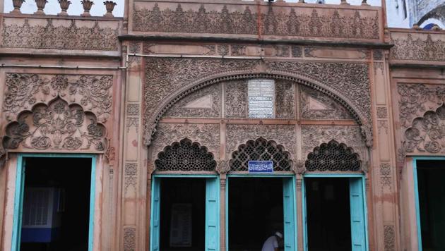Masjid Rukn-ud-Daula sits atop shops selling metal rods, calling you into its floral arms. Read a book, stay awhile, and don’t forget to chat with the caretaker. (Mayak Austen Soofi/ HT photo) Masjid Rukn-ud-Daula sits atop shops selling metal rods, calling you into its floral arms. Read a book, stay awhile, and don’t forget to chat with the caretaker. (Mayak Austen Soofi/ HT photo)