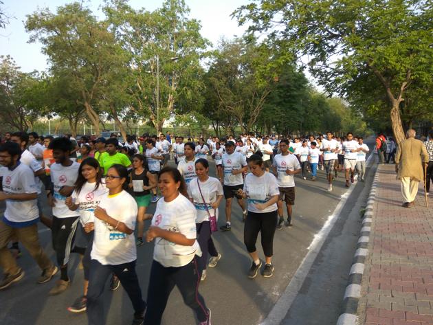 Students from IIT Delhi and locals run in a marathon organised on Sunday in Delhi to spread awareness about road accident deaths.(Handout)