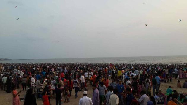 With temperatures soaring, more people are flocking to the popular Juhu beach at Santacruz (West) to beat the heat. (HT) With temperatures soaring, more people are flocking to the popular Juhu beach at Santacruz (West) to beat the heat. (HT)