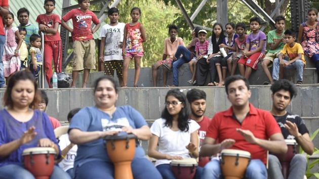 Spreading the cheer. (Anshuman Poyrekar/HT Photo) 