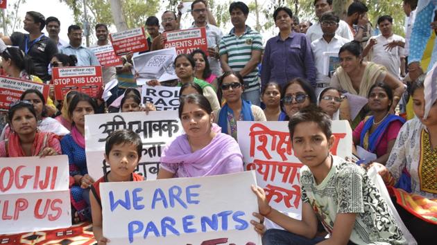 The protesters also called for non-deposition of hiked fee till the government brings out an ordinance over the issue of ‘arbitrary’ fee hike by private schools in the district. (Sakib Ali/HT Photo) The protesters also called for non-deposition of hiked fee till the government brings out an ordinance over the issue of ‘arbitrary’ fee hike by private schools in the district. (Sakib Ali/HT Photo)