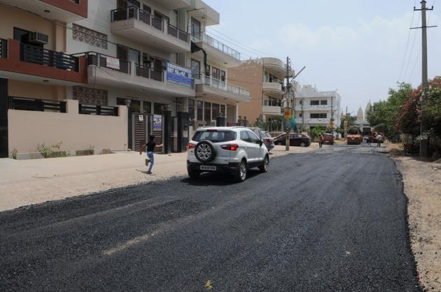 Road repair in progress in Gurgaon’s Sector 46. (Parveen Kumar/HT) Road repair in progress in Gurgaon’s Sector 46. (Parveen Kumar/HT)