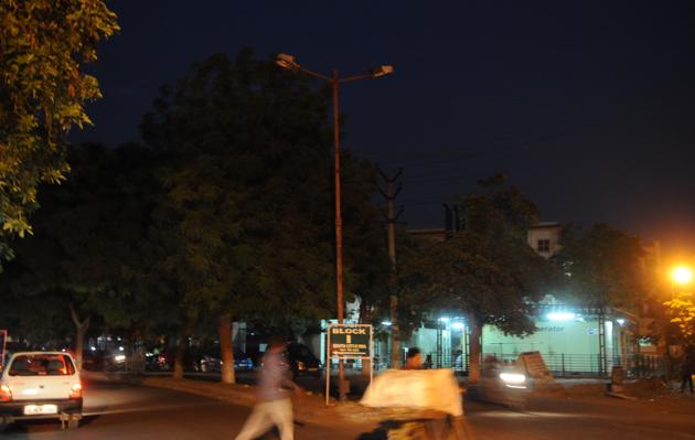 Most streelights in Gurgaon do not have LED bulbs. (Parveen Kumar/HT FILE) Most streelights in Gurgaon do not have LED bulbs. (Parveen Kumar/HT FILE)