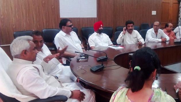 Urban development minister Madan Kaushik in a meeting with officials and traders in Dehradun on Sunday. (HT Photo) Urban development minister Madan Kaushik in a meeting with officials and traders in Dehradun on Sunday. (HT Photo)