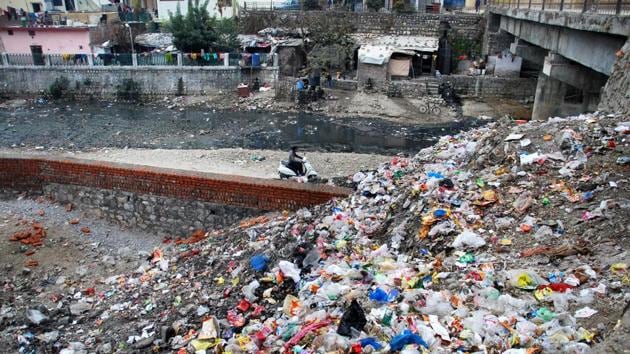 A heap of garbage dumped next to a stream in Dehradun, which has been ranked at a dismal 316th position in the Swachh Survekshan 2017 survey. (Vinay Santosh Kumar/Hindustan Times) A heap of garbage dumped next to a stream in Dehradun, which has been ranked at a dismal 316th position in the Swachh Survekshan 2017 survey. (Vinay Santosh Kumar/Hindustan Times)