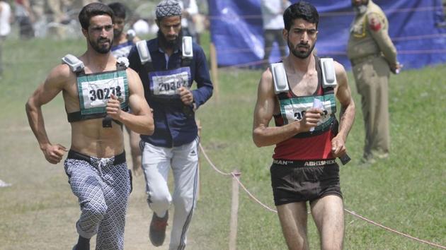 Young men undergo physical endurance test in the Kashmir Police recruitment drive in Anantnag on Saturday.(Waseem Andrabi/HT Photo)