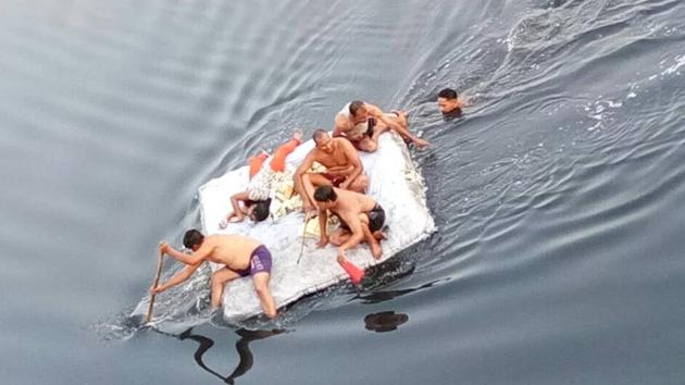 Arti’s body being ferried to the shore.(HT Photo)