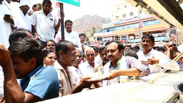 Mangalagiri MLA Alla Ramakrishna Reddy serves subsidised food to a labourer from his newly launched mobile Rajanna canteen at Mnagalagiri town, near Amaravati, the upcoming capital of Andhra Pradesh, on Sunday. (HT PHOTO) Mangalagiri MLA Alla Ramakrishna Reddy serves subsidised food to a labourer from his newly launched mobile Rajanna canteen at Mnagalagiri town, near Amaravati, the upcoming capital of Andhra Pradesh, on Sunday. (HT PHOTO)