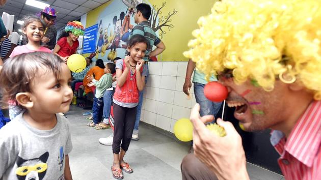 Doctors look for the ‘clownselors’ to direct them to specific wards where children show symptoms of slow response to medication. Parents and caregivers also respond positively to laughter therapy. (Raj K Raj/HT Photo)