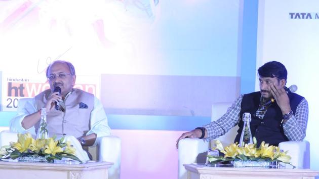 Health minister Siddharth Nath Singh and Delhi BJP chief Manoj Tiwari taking questions on the issue during an interactive session. (HT Photo) Health minister Siddharth Nath Singh and Delhi BJP chief Manoj Tiwari taking questions on the issue during an interactive session. (HT Photo)
