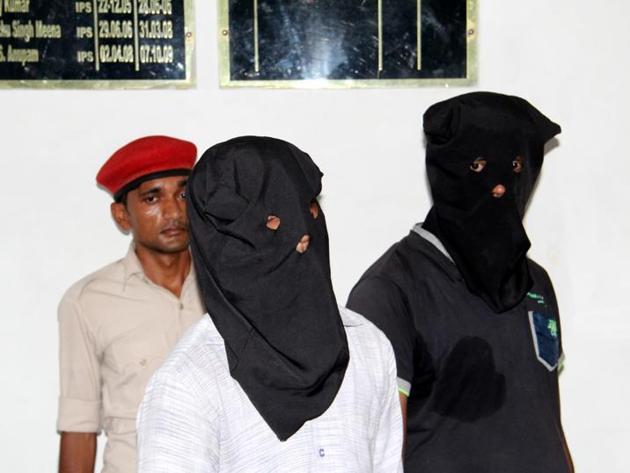 Two of the suspects in the sensational murder of gangster Bablu Dubey, in a Bettiah (Bihar) court on May 11.(HT file photo)