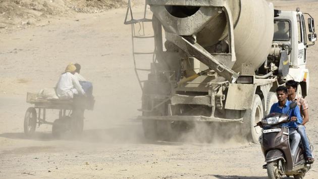 The chairman’s directions had come following residents’ complaints of dust-covered roads in the city. (Virendra Singh Gosain/HT Photo) The chairman’s directions had come following residents’ complaints of dust-covered roads in the city. (Virendra Singh Gosain/HT Photo)