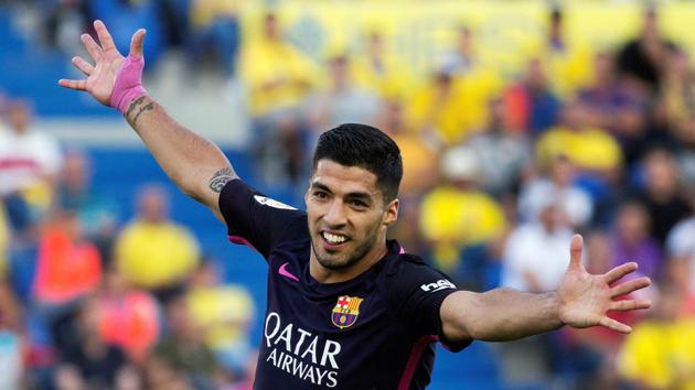 FC Barcelona striker Luis Suarez celebrates scoring their second goal against Las Palmas during their La Liga match at Gran Canaria Stadium on Sunday. (REUTERS) FC Barcelona striker Luis Suarez celebrates scoring their second goal against Las Palmas during their La Liga match at Gran Canaria Stadium on Sunday. (REUTERS)