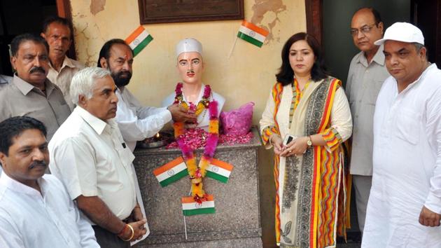 (Third from left)Additional deputy commissioner Neeru Katyal Neeru presenting flowers on the statue of Shaheed Sukhdev Thapar at his ancestral in Naughara Mohalla, Ludhiana, on Monday.(Jagtinder Singh Frewal/HT Photo)