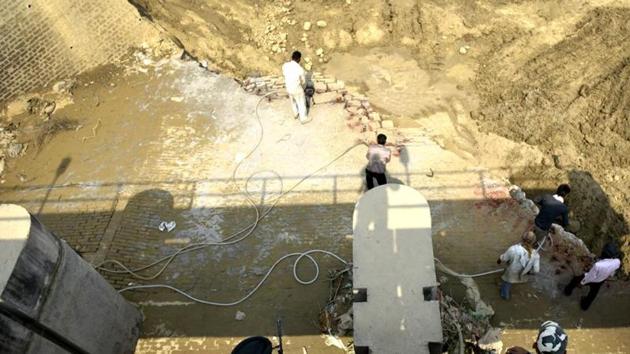 While the capital is supposed to get 820 MGD of water, it is now getting 770 MGD. Delhi Jal Board officials say this disruption of water supply can result in a major water shortage. (Hindustan Times) While the capital is supposed to get 820 MGD of water, it is now getting 770 MGD. Delhi Jal Board officials say this disruption of water supply can result in a major water shortage. (Hindustan Times)