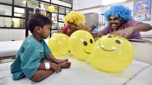 27-year-old Tushar (R) who is also an engineer by profession has been volunteering for six months now. (Raj K Raj/HT Photo)